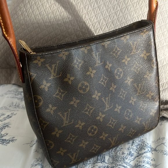 Authentic Louis Vuitton Monogram Looping MM Shoulder Bag. - Picture 4 of 14